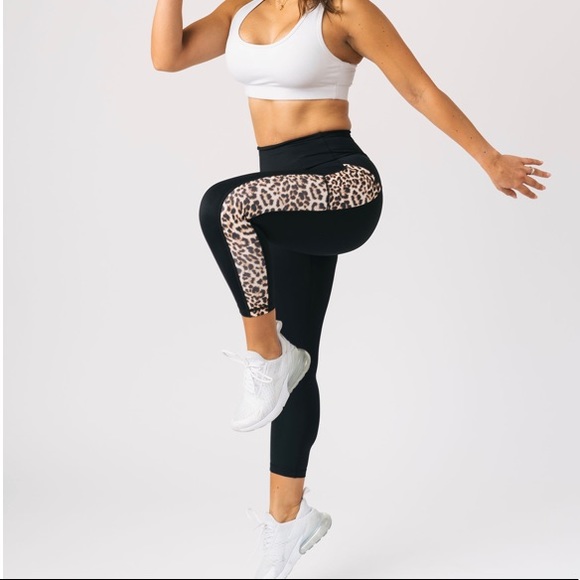 BNWT ZYIA Leopard Pocket Brilliant Hi-Rise Capri 20" Cheetah Crop Legging XS 2 - Picture 4 of 13